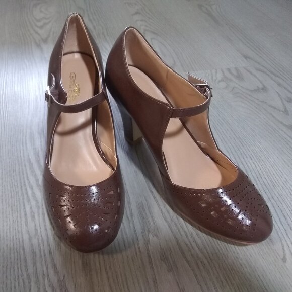 🖤 Journee Collection Elsa Buckle Pump – BROWN (Size 7, NIB) Rare & Discontinued - Picture 1 of 9